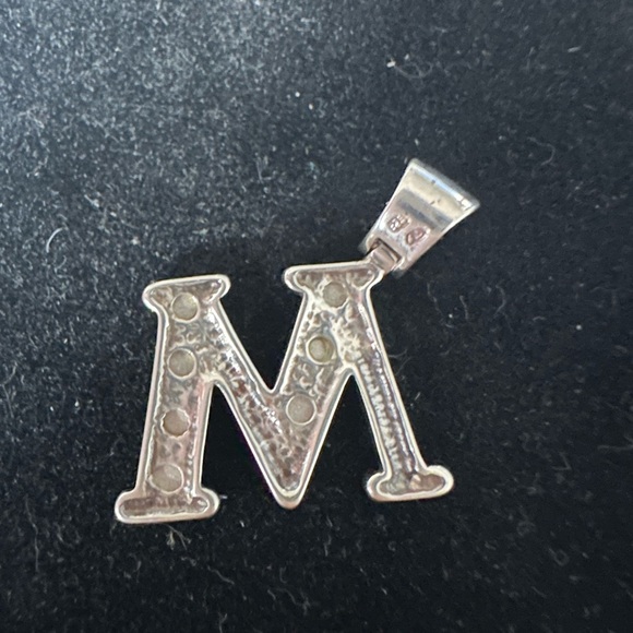 Sterling silver M pendant - Picture 2 of 2